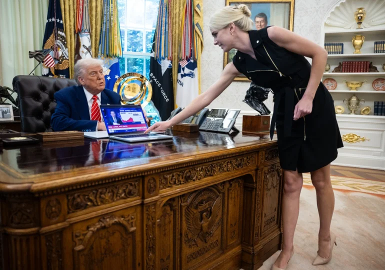 “Imprimanta umană" a lui Trump: Cine este Natalie Harp, femeia omniprezentă în Biroul Oval