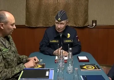 Hainele cele noi ale lui Putin. De ce a schimbat costumul cu uniforma militară după patru ani de război