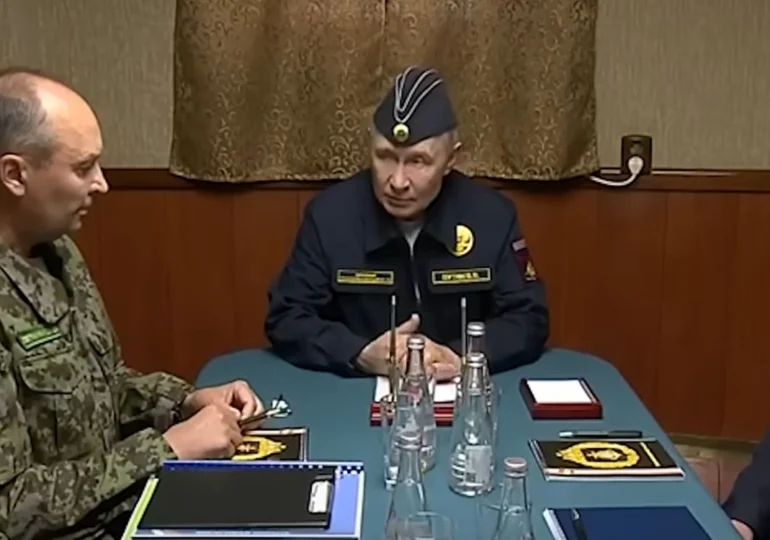 Hainele cele noi ale lui Putin. De ce a schimbat costumul cu uniforma militară după patru ani de război
