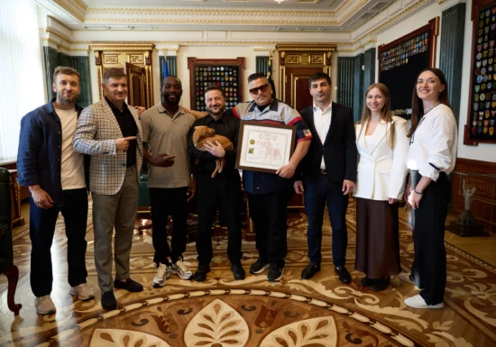 Zelenski a primit de la un campion cel mai simpatic cadou: Un pui de pitbull, cu un nume și o poveste speciale (Video)