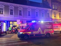 O mașină a lovit un grup de pietoni pe trotuar în Brașov. Doi oameni au murit