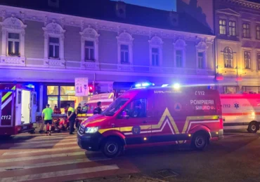O mașină a lovit un grup de pietoni pe trotuar în Brașov. Trei oameni au murit