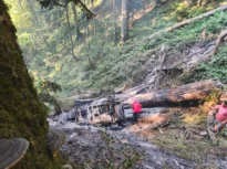 UPDATE – Vâlcea: Un bărbat a murit după ce un autoturism a căzut într-o prăpastie, în zona Buila-Vânturarița/ Mașina a luat foc/ Victima, găsită la 50 de metri de autoturism/ Alți trei bărbați, transportați la spital