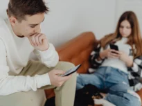 Facebook și Instagram vor fi blocate noaptea pentru adolescenți. Meta plătește până la 16,68 miliarde de dolari în procesul privind efectele asupra copiilor
