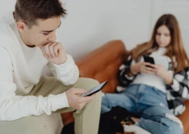 Meta, acuzată că a făcut copiii dependenți de Facebook și Instagram. Ce arată documentele interne ajunse în instanță