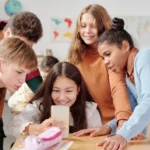 Cum se schimbă Facebook și Instagram pentru adolescenți: Lista noilor restricții