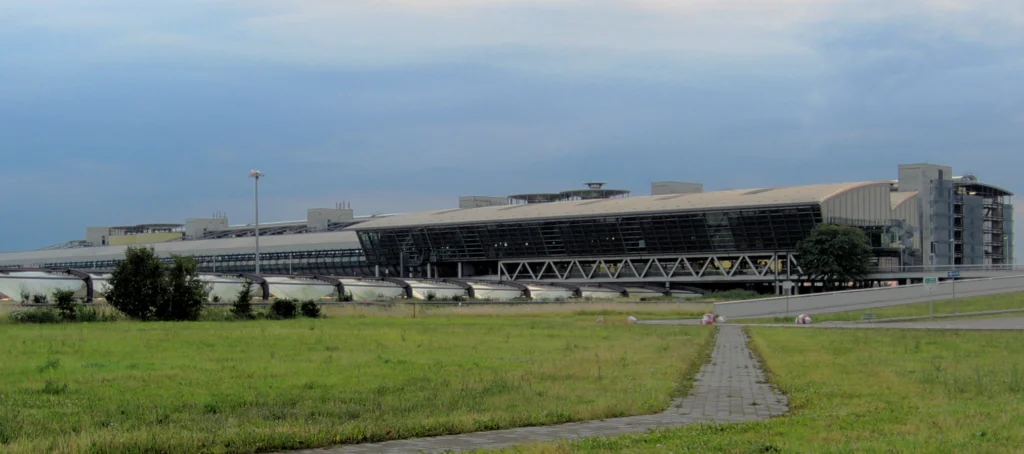 O dronă cu un dispozitiv exploziv a perturbat traficul pe aeroportul Leipzig, un centru logistic cheie pentru NATO și transporturile către Ucraina