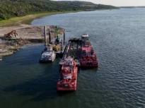 Operațiunea de scufundare a barjelor pe Dunăre s-a încheiat după 7 ore (Video). Când se vor vedea efectele la Cernavodă
