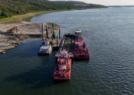 Operațiunea de scufundare a barjelor pe Dunăre s-a încheiat după 7 ore. Când se vor vedea efectele la Cernavodă (Video)