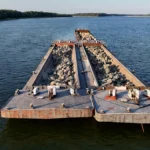 Primele două barje scufundate în Dunăre au ridicat nivelul apei la Cernavodă cu 4 cm. Unitatea 2 câștigă cel puțin nouă zile