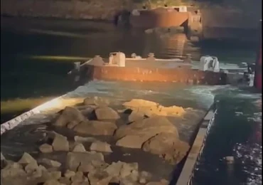 Primele două barje au fost scufundate în Dunăre. Operațiunea continuă pentru a trimite mai multă apă spre Cernavodă (Video)