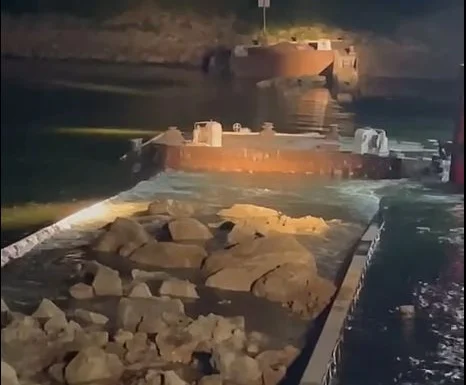 Primele două barje au fost scufundate în Dunăre. Operațiunea continuă pentru a trimite mai multă apă spre Cernavodă (Video)