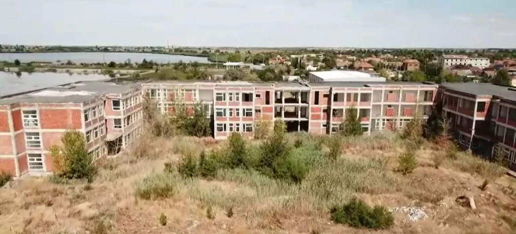 6 milioane de euro pentru un campus care nu a primit niciodată elevi. După aproape 20 de ani, construcția este o ruină