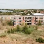 6 milioane de euro pentru un campus care nu a primit niciodată elevi. După aproape 20 de ani, construcția este o ruină