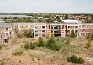 6 milioane de euro pentru un campus care nu a primit niciodată elevi. După aproape 20 de ani, construcția este o ruină