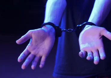 Copil de 10 ani, folosit de membrii familiei pentru a vinde droguri. Șapte persoane au fost arestate în Arad