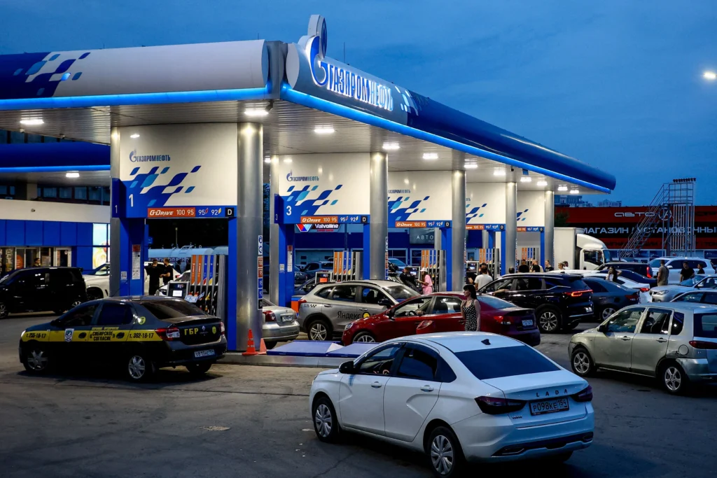 Cum a ajuns Rusia, unul dintre marii exportatori de petrol, să importe carburanți. Atacurile Ucrainei se simt la pompă