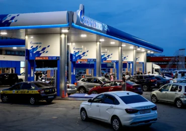 Cum a ajuns Rusia, unul dintre marii exportatori de petrol, să importe carburanți. Atacurile Ucrainei se simt la pompă