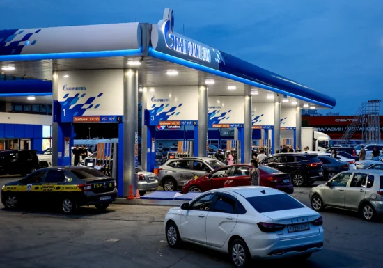 Cum a ajuns Rusia, unul dintre marii exportatori de petrol, să importe carburanți. Atacurile Ucrainei se simt la pompă