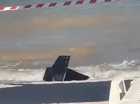 Fragment de dronă, adus de valuri pe plaja din Saturn (Video)
