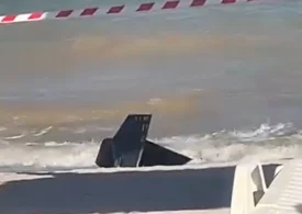 Fragment de dronă, adus de valuri pe plaja din Saturn (Video)
