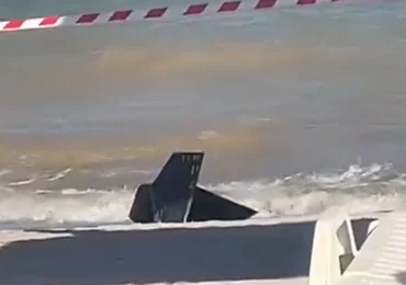 Fragment de dronă, adus de valuri pe plaja din Saturn (Video)