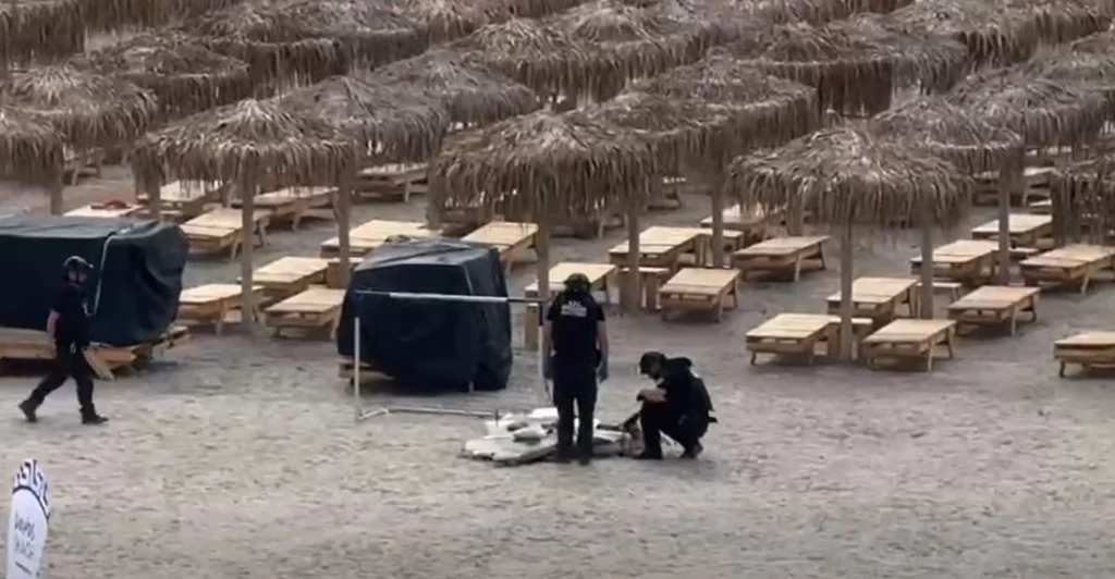 O dronă a fost detonată pe plajă la Olimp. Noroc că e vremea urâtă și turiști puțini (Video)