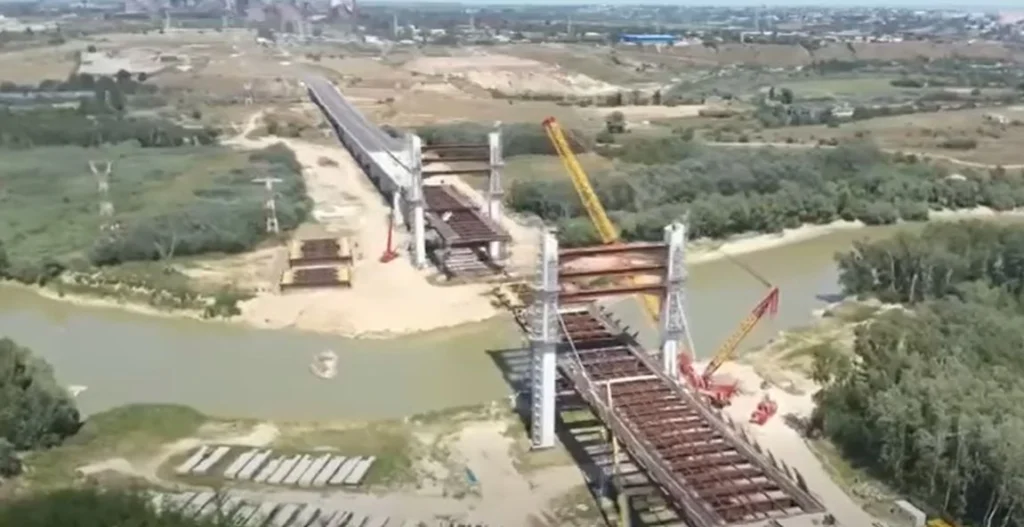 Drumul Expres Brăila – Galați, tot mai aproape de deschidere. Se montează ultima piesă a podului peste Siret