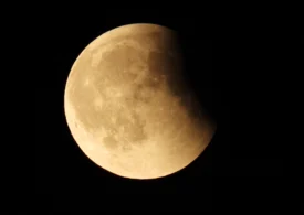 Eclipsă parțială de Lună la noapte, vizibilă și din România. La ce oră începe și de unde se vede cel mai bine