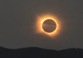 Imagini spectaculoase cu eclipsa de soare. Cum s-a văzut în România (Foto & Video)