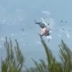 Momentul în care două elicoptere se izbesc unul de altul în timpul unei intervenții la un incendiu de vegetație din Grecia (Video)