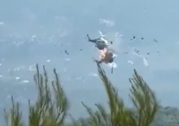Momentul în care două elicoptere se izbesc unul de altul în timpul unei intervenții la un incendiu de vegetație din Grecia (Video)