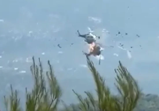 Momentul în care două elicoptere se ciocnesc în timpul unei intervenții la un incendiu de vegetație din Grecia. Două persoane au murit (Video)