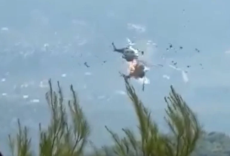 Momentul în care două elicoptere se izbesc unul de altul în timpul unei intervenții la un incendiu de vegetație din Grecia (Video)