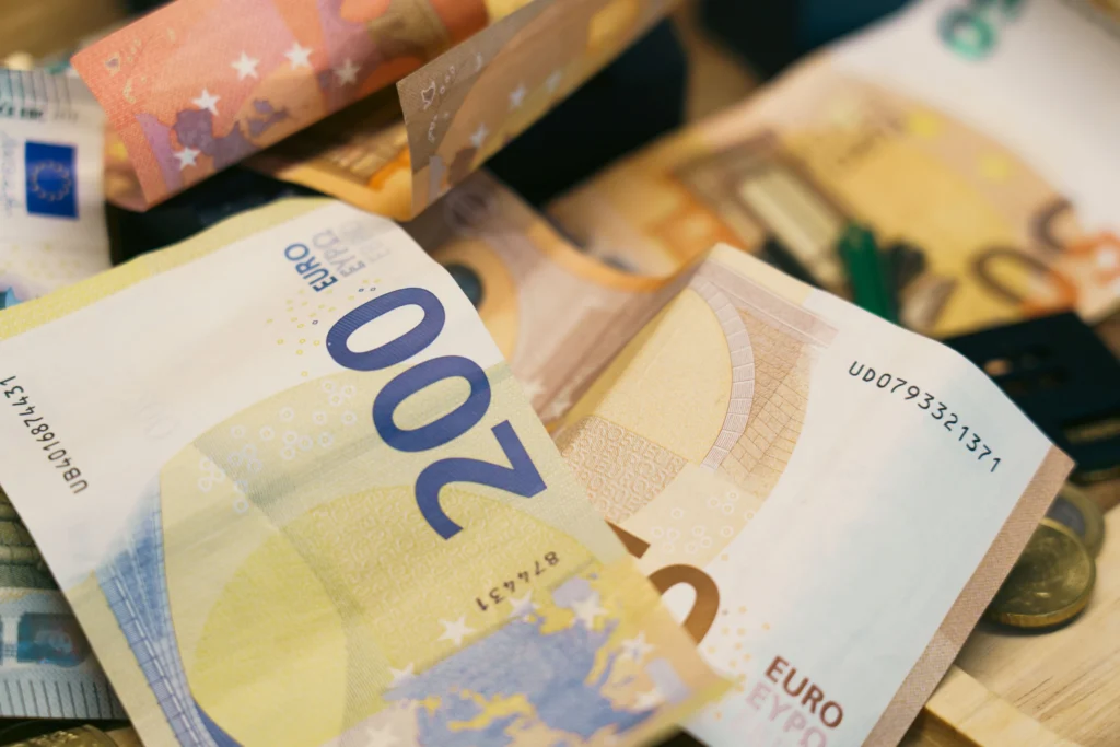 Femeie din Thailanda descoperă o surpriză în seiful cu 26.000 de euro