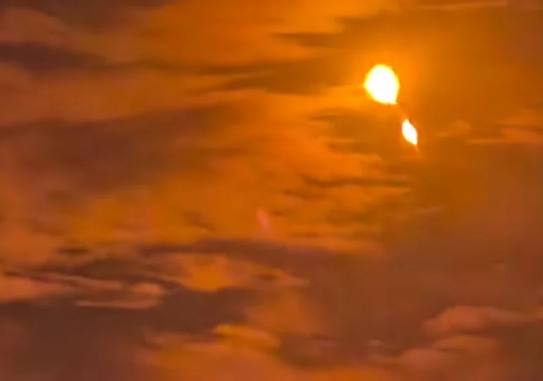 Momentul în care o rachetă chineză care transporta un satelit explodează la doar 85 de secunde după lansare (Video)