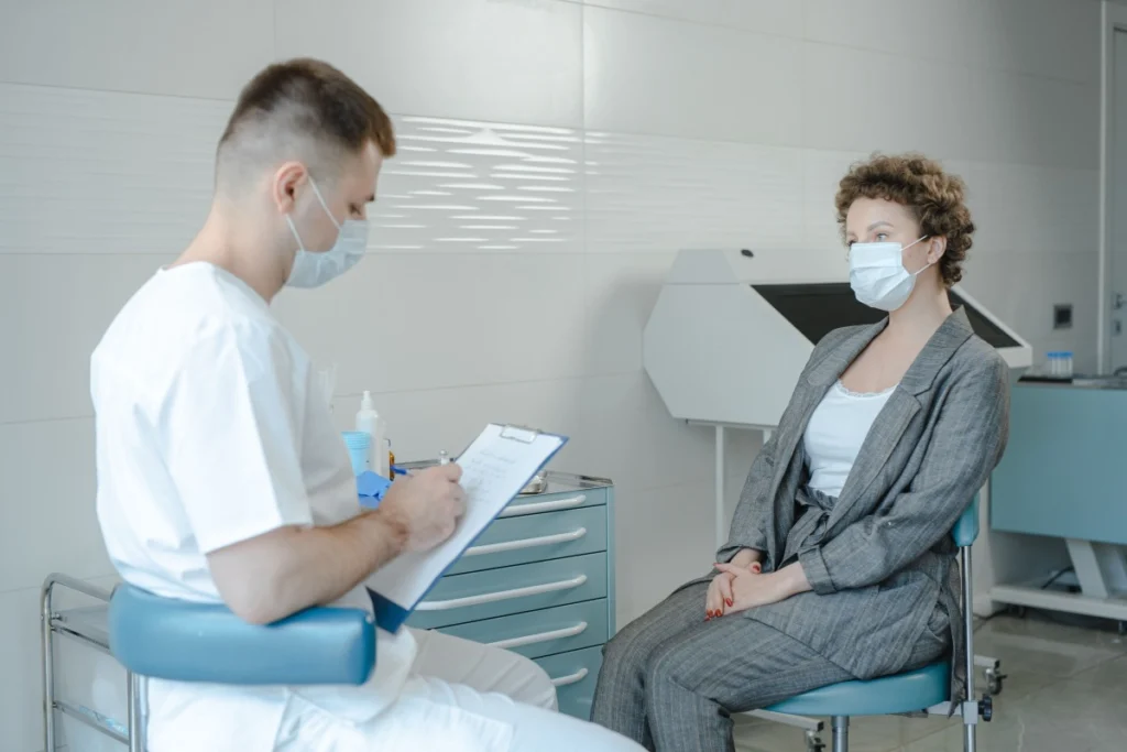 De ce femeile sunt diagnosticate mai frecvent decât bărbații cu boli autoimune? Există și un revers al medaliei