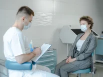 De ce femeile sunt diagnosticate mai frecvent decât bărbații cu boli autoimune? Există și un revers al medaliei