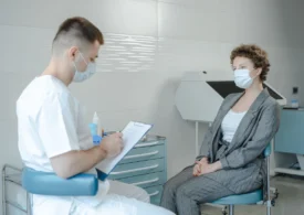 De ce femeile sunt diagnosticate mai frecvent decât bărbații cu boli autoimune? Există și un revers al medaliei