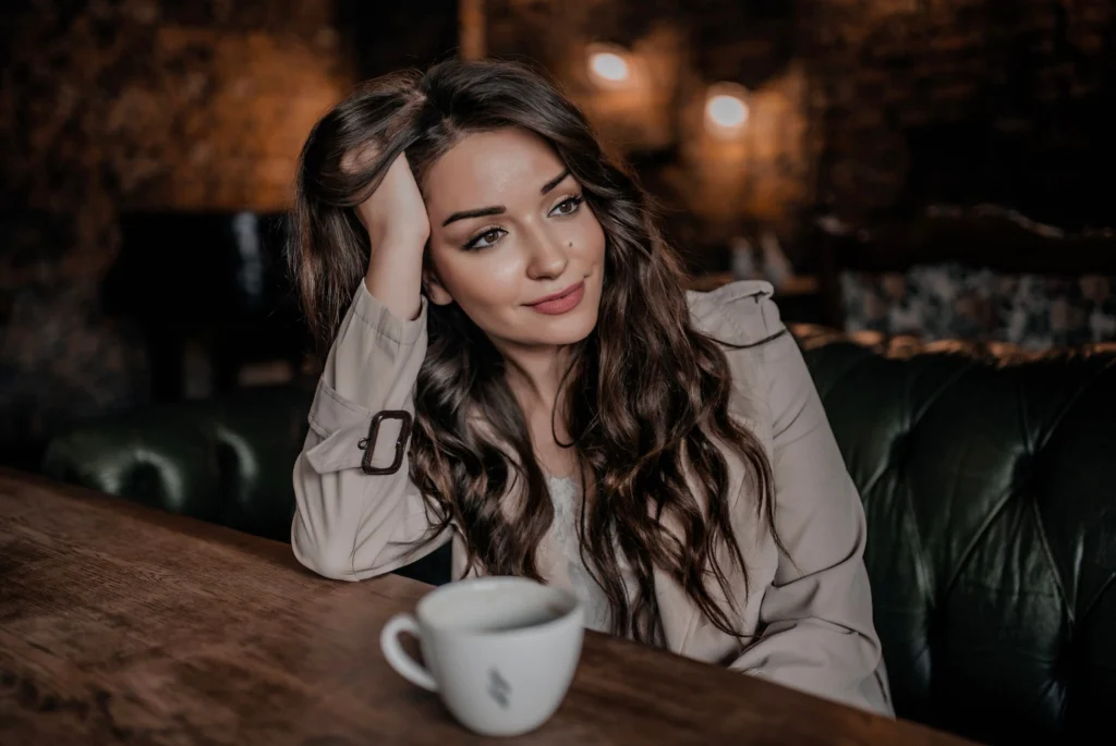 „Influencerii singurătății”, noul fenomen de pe TikTok. Tot mai multe femei spun că poți trăi singură fără să te simți singură