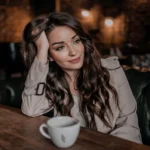 „Influencerii singurătății”, noul fenomen de pe TikTok. Tot mai multe femei spun că poți trăi singură fără să te simți singură