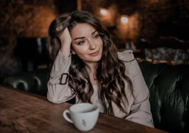 „Influencerii singurătății”, noul fenomen de pe TikTok. Tot mai multe femei spun că poți trăi singură fără să te simți singură