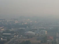 FUM LA TIMIȘOARA – DSP Timiș recomandă populației să țină ferestrele închise și să nu iasă din case/ Fumul, în urma incendiilor din Serbia