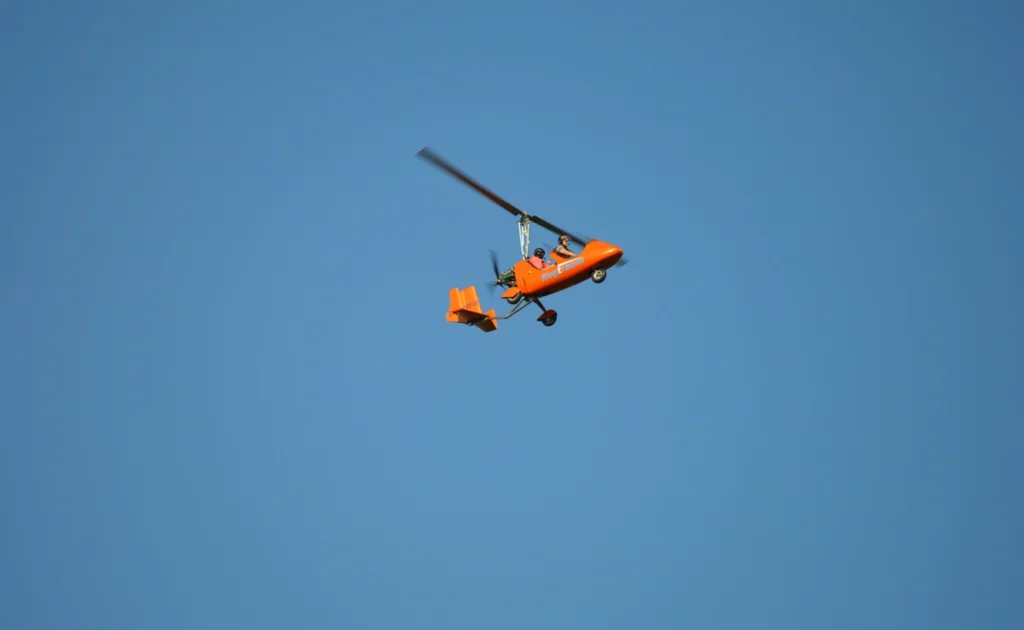 Momentul în care un girocopter devine o „minge de foc” după ce lovește cablurile unei telecabine în Italia (Video)