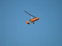 Momentul în care un girocopter devine o „minge de foc” după ce lovește cablurile unei telecabine în Italia (Video)