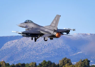 Tensiuni pe flancul estic al NATO: România ridică F-16 de la sol, Polonia își mobilizează aviația, o dronă este doborâtă în Lituania