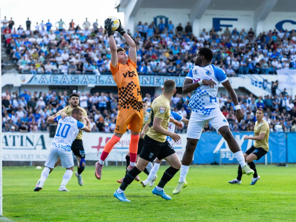 România are viitor: Codruț Sandu, portarul care impresionează în Superliga