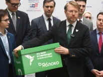 În data de 20 septembrie, în Rusia vor avea loc alegeri parlamentare. Nikolai Ribakov, președintele partidului Yabloko, aduce dovezi la ședința de judecată a Curții Supreme din Rusia. Judecătorii au interzis formațiunea pentru că n-a respectat drepturile de autor, printre altele, în promovarea electorală.