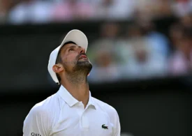 Probleme mari pentru Novak Djokovic: S-a pus în genunchi pe teren și a vomitat în prosop, la Cincinnati Video