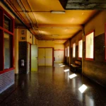 Un portar a fost concediat după 17 ani de muncă, când s-a aflat că locuia de 6 luni într-o școală: „Nu aveam unde merge”